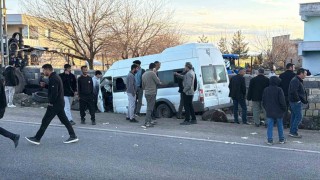 Diyarbakırda işçi minibüsü duvara çarptı: 12 yaralı