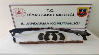 Diyarbakırda jandarma operasyonları: Silah ve aparatları ele geçirildi