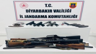Diyarbakırda jandarma operasyonlarında çok sayıda silah ve aparatı ele geçirildi