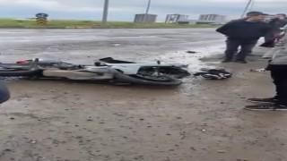 Diyarbakırda motosiklet ile hafif ticari araç çarpıştı: 1 yaralı