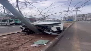 Diyarbakırda otomobil refüje çıkıp direğe çarptı: 1 yaralı