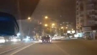 Diyarbakırda patenli gençlerin tehlikeli yolculuğu
