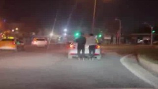 Diyarbakırda patenli gençlerin tehlikeli yolculuğu