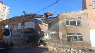Diyarbakırda tehlike saçan metruk yapılar yıkılıyor