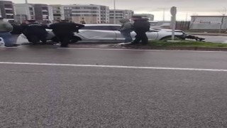 Diyarbakırda trafik kazası: Araç refüje çarparak durabildi