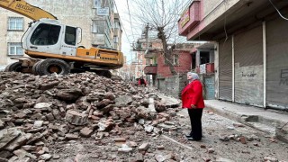 Diyarbakırdaki metruk binaların yıkımına devam ediliyor