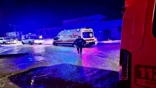 Doğuma giderken göle dönen yolda mahsur kalan kadının yardımına itfaiye yetişti
