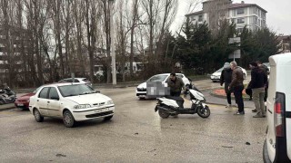 Dönel kavşakta motosiklet ile otomobil çarpıştı
