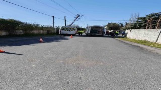 Dörtyolda öğrenci servisi elektrik direğine çarptı: 4 yaralı