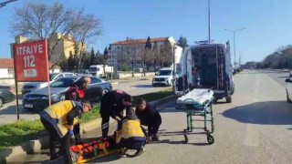Edirnede kırmızı ışıkta geçen yayaya araç çarptı