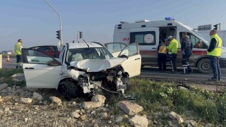Edirnede otomobil ile pikap çarpıştı: 3 yaralı
