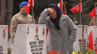 Edirnekapı Şehitliğinde bayram öncesi hüzünlü ziyaret