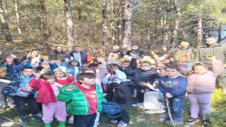 Edremitli öğrenciler Kazdağları Bal Ormanına fidan dikti