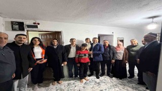 Eğil Belediye Başkanı Seydaoğlu her gün bir mahallede vatandaşlarla iftar yapıp hediyeler dağıtıyor