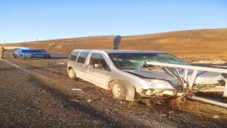 Elazığ araç bariyerlere ok gibi saplandı: 2 yaralı