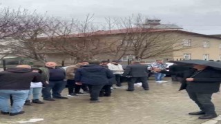 Elazığda  asırlık bayramlaşma geleneğinde metrelerce kuyruk