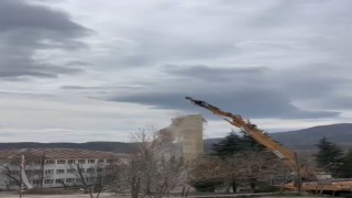 Elazığda hasarlı caminin minaresi iş makinesi ile yıkıldı