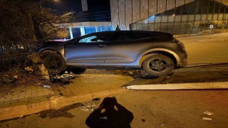 Elazığda otomobil istinat duvarına çarptı: 1 yaralı