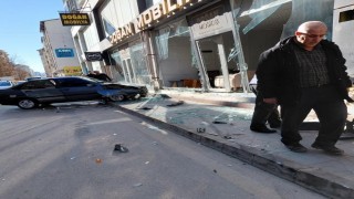 Elazığda otomobil, mobilya mağazasına girdi