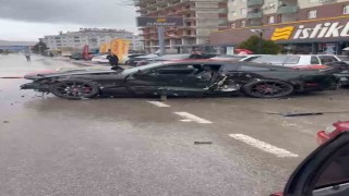 Elazığda otomobil park halindeki 4 araca çarptı