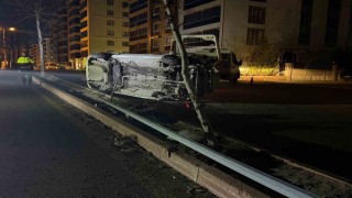 Elazığda otomobil yan yattı: 1 yaralı