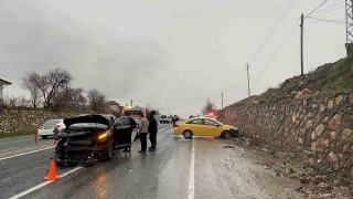 Elazığda trafik kazası: 2 yaralı