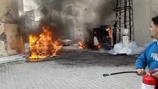Elektrik panosu alev aldı, 3 araç zarar gördü