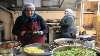 Emekli Sema öğretmen aşevinde engelli ve kimsesizlere anne oldu