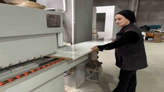 Enkazdan atölyeye bir hayat mücadelesi: İki çocuk annesi mobilyaya şekil veriyor