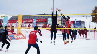 Erciyeste kar voleybolu heyecanı
