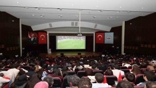 ERÜde milli maç heyecanı dev ekrana taşındı