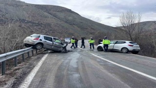 Erzincan-Kemah yolunda iki araç kafa kafaya çarpıştı: 4 yaralı