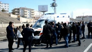 Erzincanda ambulans ile tır çarpıştı: 2 sağlık personeli yaralandı