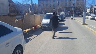 Erzincanda inşaat çalışmaları yayaları tehlikeye atıyor