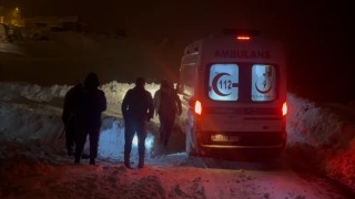Erzincanda kardan kapanan köy yolunda zamanla yarış