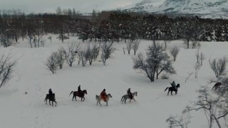 Erzincanda sınırları zorlayan kış macerası: Atlı snowboard safarisi