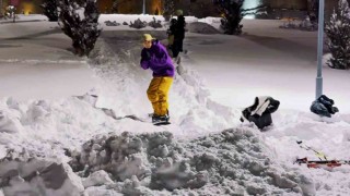 Erzurum kalesi önünde snowboard gösterisi