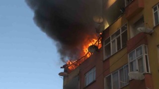 Esenlerde 4 katlı binanın çatısı alev alev yandı