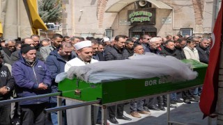Eşi tarafından bıçaklanan 3 çocuk annesi kadın son yolculuğuna uğurlandı