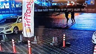 Eşiyle yürüdüğü sırada tanımadığı kişi tarafından bıçaklandı