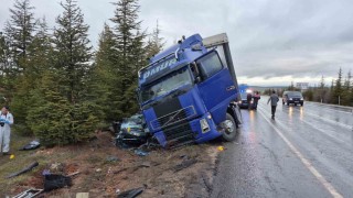 Eskişehirde kontrolden çıkan tır otomobili altına aldı: 1 ölü, 1i ağır 2 yaralı