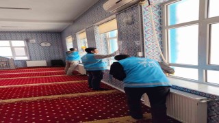 Eskişehirde öğrenciler camii temizliği gerçekleştirdi