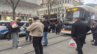 Eskişehirde tramvayın çarptığı yaşlı adam yaralandı