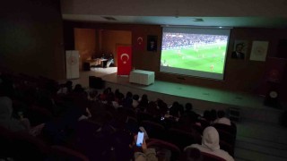 Eskişehirli öğrenciler milli heyecanı omuz omuza yaşadı