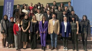 EÜde çocukları savunan görsel tasarımlar için güç birliği