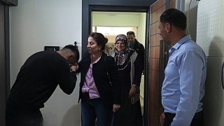 Evsizlik kötü diyen depremzede, bayramını ailesiyle TOKİdeki yuvasında geçirdi