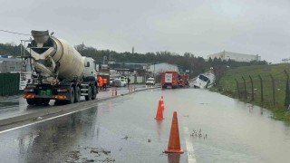 Eyüpsultanda servis aracı su dolu kanalda yan yattı