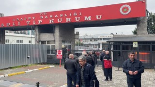 Fatihte çöken binada hayatını kaybeden yaşlı kadının cenazesi Adli Tıp Kurumundan alındı