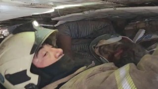 Fatihte çöken binanın altında kalanların çıkarılma anı kamerada