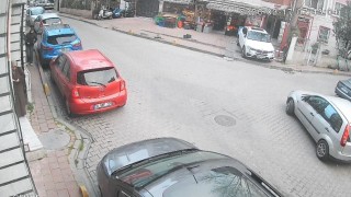 Fatihte kapkaççı, kadının elindeki telefonu çaldı